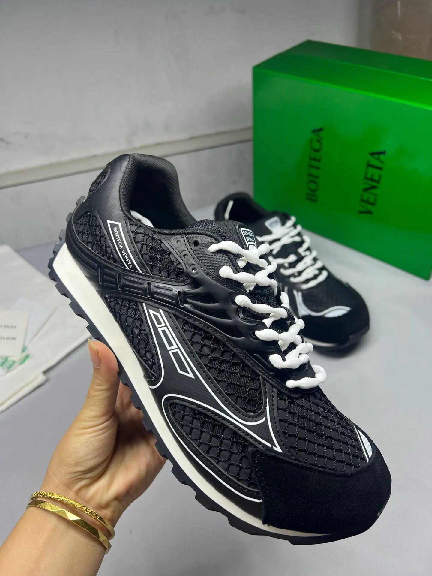 👟👟Ex-factory price 600👟👟 Male +10 Real photos of bright black 🔥🔥BV Orbit sneakers Wang Yibo's same style couple's dad shoes Runner sneakers, made of lightweight technical mesh fabric. Matched with geometric pattern designed rubber outsole, men's and women's king series, high version. Look for the package technology. It is actually much taller, but the legs are still slim. Very nice, playable and durable. Matched to the standard💯 package shoe technology. Look for the high version. The outsole is made of color-blocked TPU outsole. Women's model 35 36 37 38 39 40 41 42 (40 41 42 customized) Men's model 39 40 41 42 43 44 45 46 47 (45 46 47 code customization) (Customer logo can be accepted without refund and exchange price is excellent) Equipped with original packaging